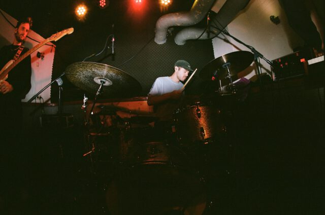 Paar cremige Analog-Shots von @bertl.gram 📷
On stage w/ @wirsindfindling 

#drums #drummer #analogphotography #canon #analogvibes #indiemusic