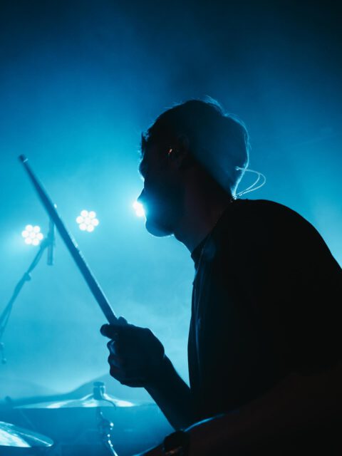 2025 war gar nicht schlecht 🫶🏼

1: vor mich hinträumen mit @lislberto 
2: nebelmaschine modell berufsfeuerwehr
3: kuscheln
4: hamburg laut
5: viele menschen
6: computerarbeit mit @clockclockmusic 
7: beste chef
8: telefonieren zwischendurch
9: venue festhalten wegen unwetter ganz normal
10: mit @peter_schilling im planetarium abheben
11: einfach schöne musik machen mit @yoursisternika 
12: warum steh ich auf??
13: komplett am ende aber cowbell rockt
14: four on the floor immer geil
15: ich auch mal lächelnd
16: grafikdesign endlevel

📷:
1: @lmjpeg 
3: @fhellertphotography 
7: @lmjpeg 
8: @matze_franz 
12: @ooh_anna_sun 
13: @jonas.wenkemann 
14: @janni9419 
15: @sam.maehdrescher.photos